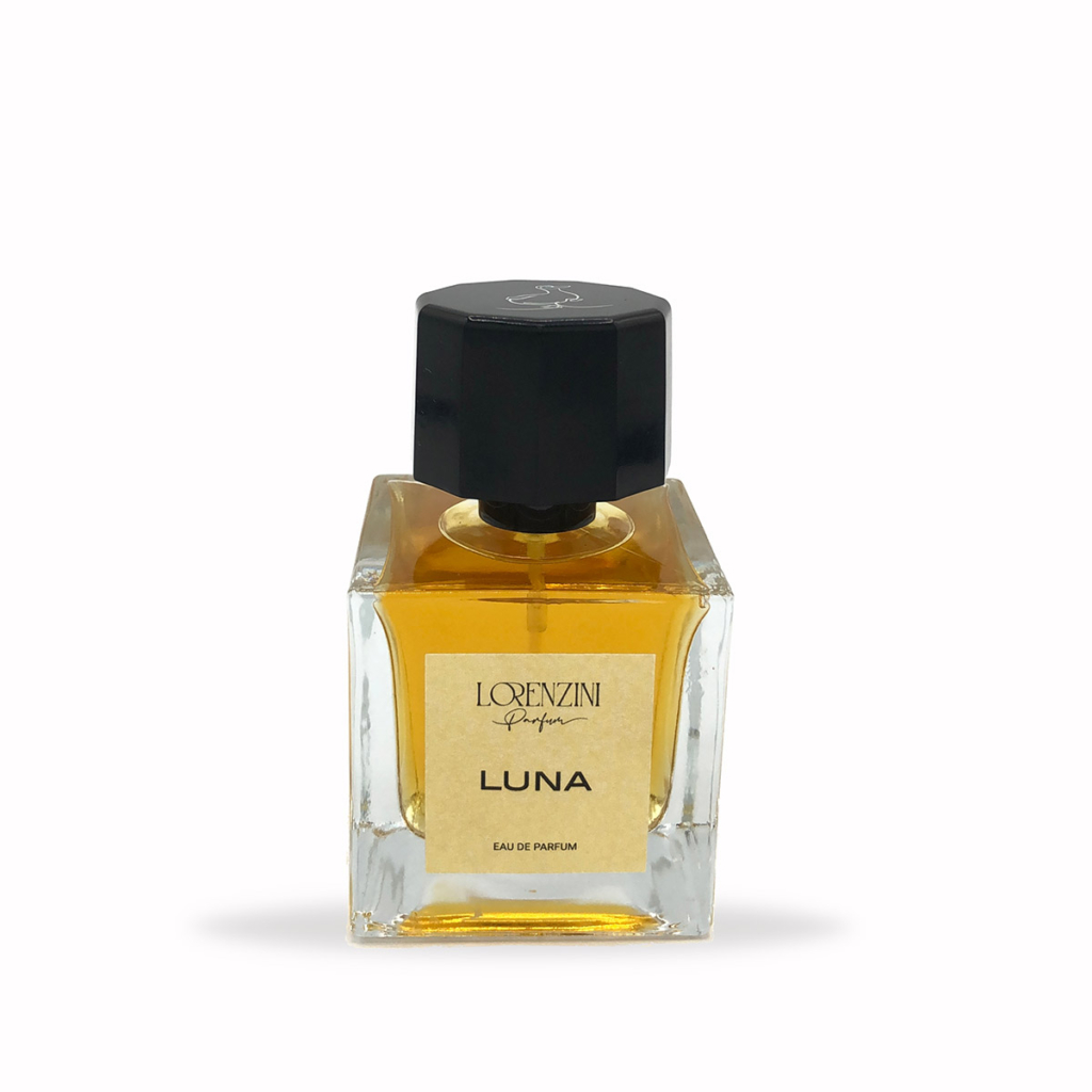 Lorenzini Parfum presenta con raffinatezza Luna la capacità degli eventi improvvisi di svelare la forza silente delle cose celate, conducendo l’uomo verso un momento eterno di sincera contemplazione.